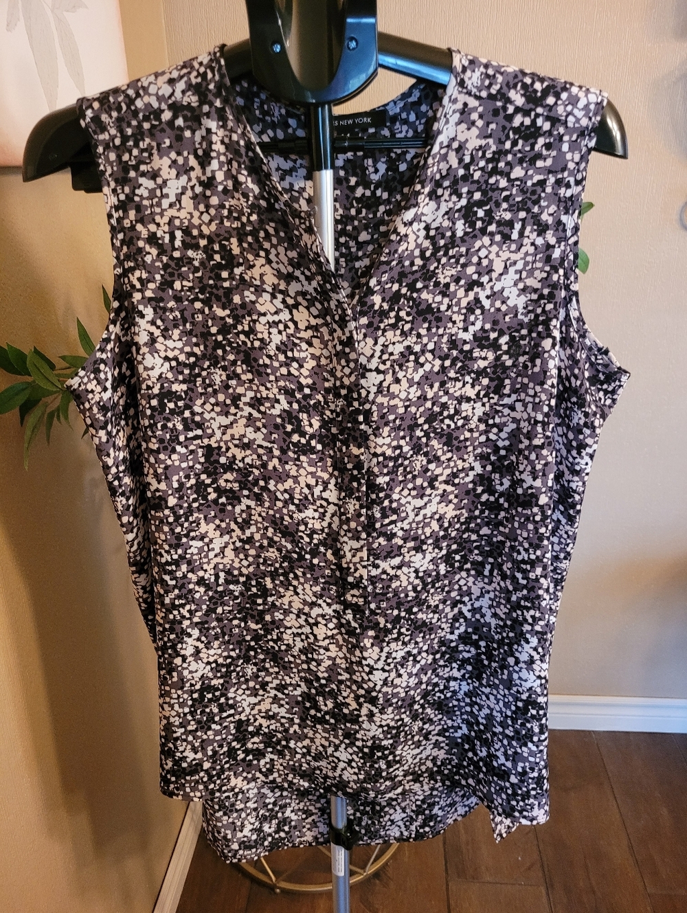 Jones New York  V-Neck Sleeveless Printed Camisole